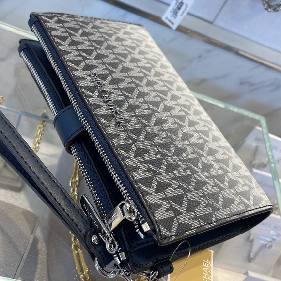 MICHAEL KORS
Jet Set Large Logo Signature Double-Zip Wristlet-Wallet-Phone Case - Picture 6 of 16